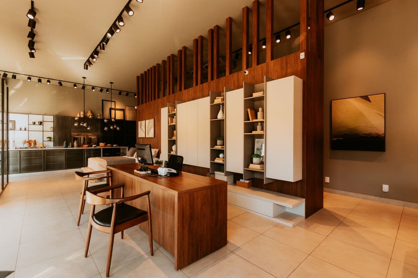 Bureaux aménagés : plateau de travail en bois, rangements sur mesure et éclairage design, dans un local rénové.