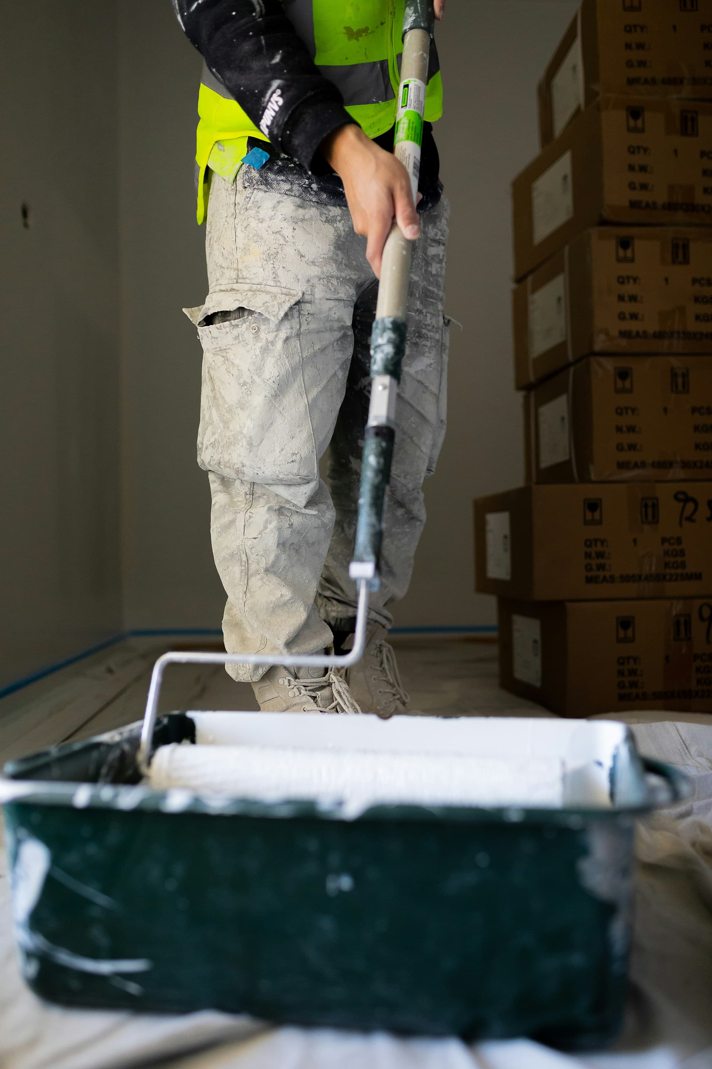 Application de peinture au rouleau sur un mur intérieur.